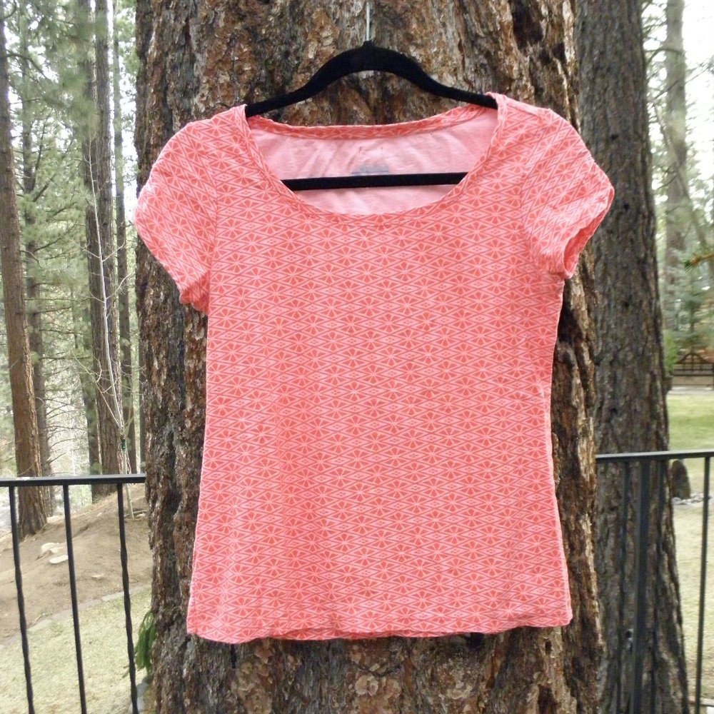 🎈 3 for $10. Columbia T shirt size S/P orange/red, pink patterned T shirt.